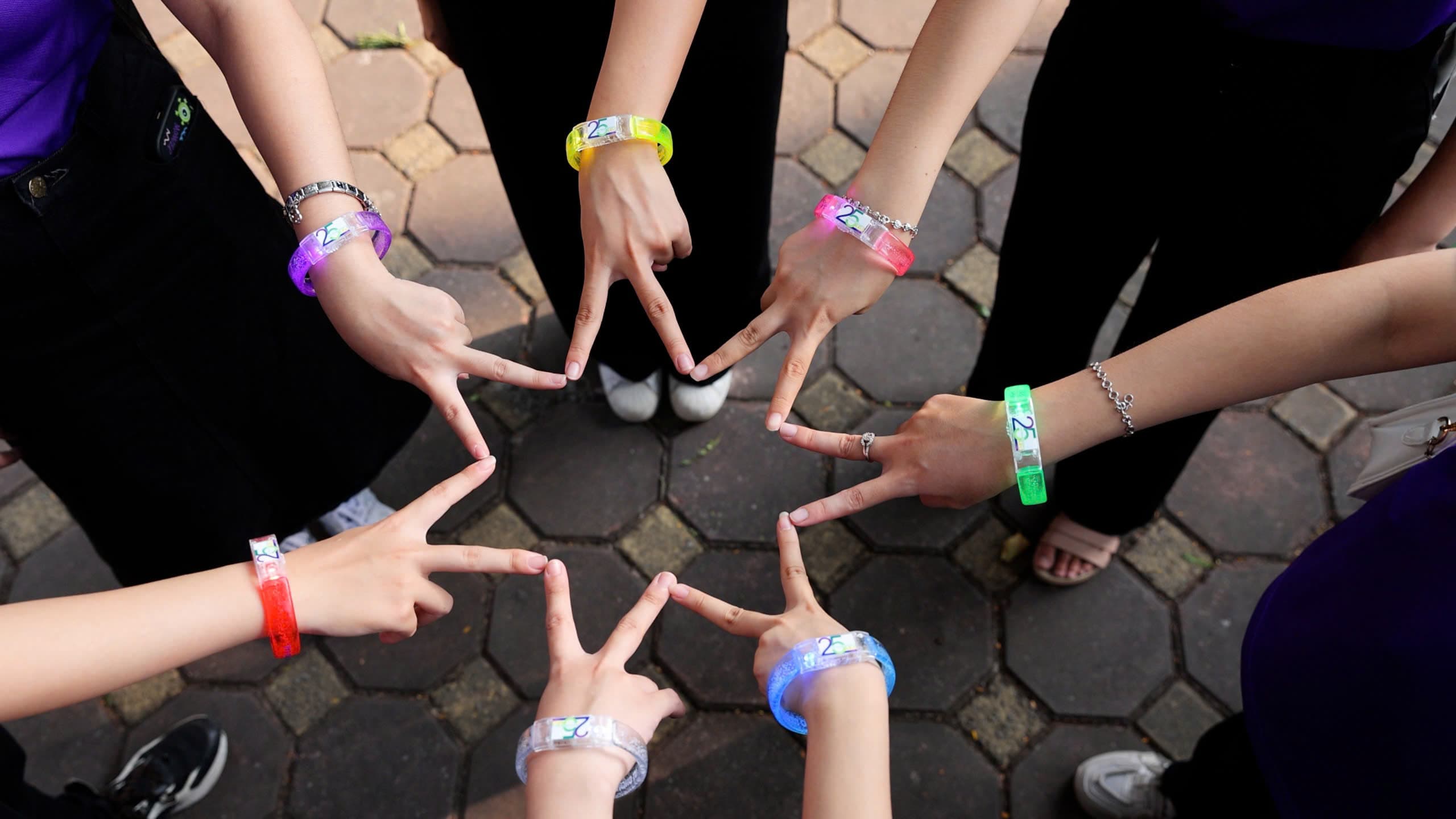 5 Ý Nghĩa Đặc Biệt Của Vòng Tay Học Đường - Biểu Tượng Kết Nối Tuổi Thanh Xuân