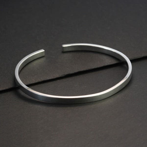 Vòng tay tối giản